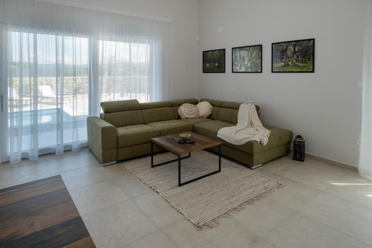 Villa Monika Muraj Luaran gambar